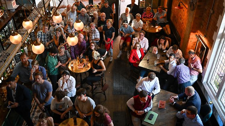Publlic viewing bei der Euro 2022: Pubs haben Wissenschaftlern zufolge eine wichtige soziale Funktion. Sie sind die Seele der "community" und ein wichtiger Kitt in der Gesellschaft.