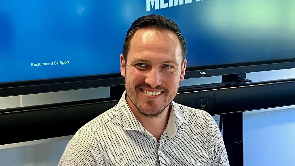 Sebastian-Freis-Bereichsleiter-Profis-beim-Karlsruher-SC-sitzt-bei-seiner-Vorstellung