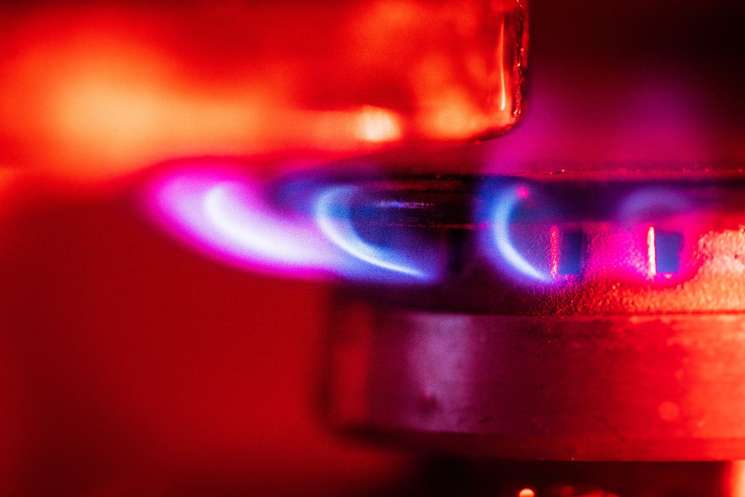 Stark gestiegene Gaspreise infolge des Ukraine-Kriegs haben Gasimporteure in Schieflage gebracht. Sie sollen von der Gasumlage profitieren. Doch auch durchaus rentable Konzerne wollen Nutzen aus der Umlage ziehen - sechs davon mit Sitz im Ausland.