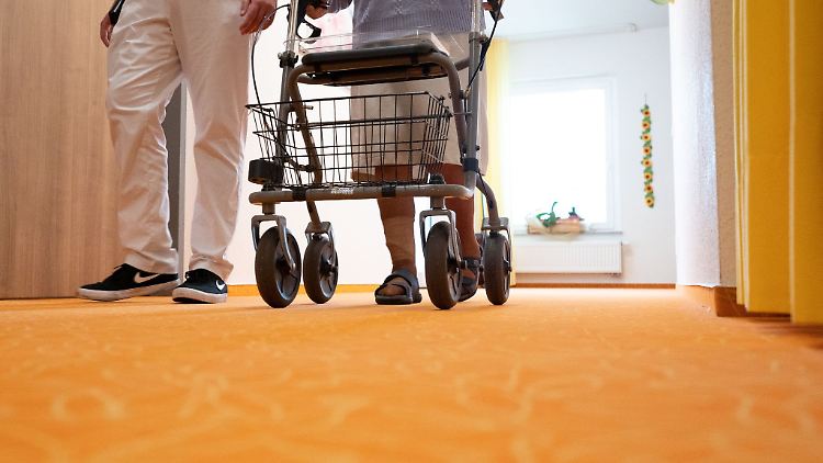 Die Tariflöhne für Pflegekräfte seien eine gute Nachricht, aber die Kosten dafür jetzt den Pflegebedürftigen und ihren Familien anzulasten, sei "ein Skandal", sagt die DGB-Vorsitzende.