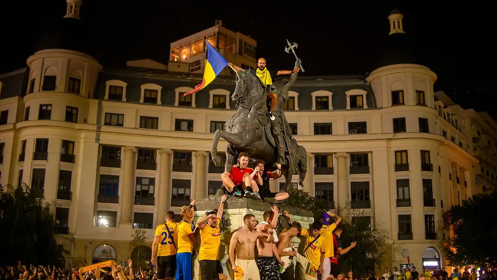 Rumaenische-Fussballfans-feiern-in-der-Innenstadt-von-Bukarest-nachdem-die-rumaenische-Fussballnationalmannschaft-die-K-o-Runde-der-Fussball-Europameisterschaft-erreicht-hat