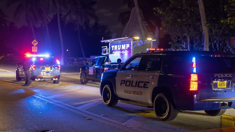 Polizeistreifen bewachen das Anwesen von Donald Trump während der FBI-Razzia.