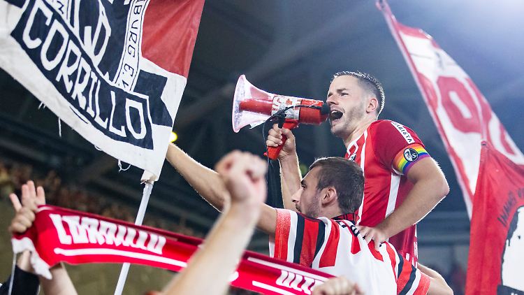 Nach dem knappen Sieg feiert Christian Günter mit den SC-Fans.