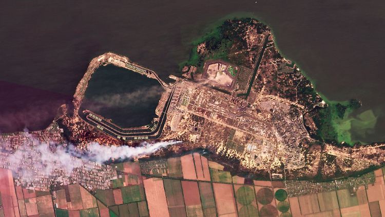 Diese Zusammenstellung von Satellitenbildern vom 24. August zeigt Rauch, der von Bränden im Kernkraftwerk Saporischschja aufsteigt.