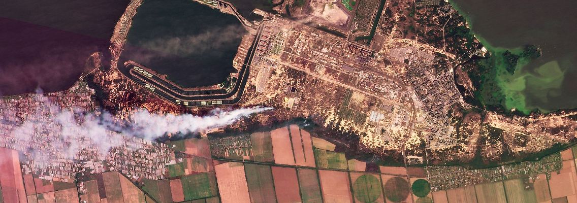 Satellitenbilder von Planet Labs PBC zeigen Rauch, der von Bränden im Kernkraftwerk Saporischschja aufsteigt.