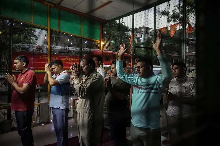 2024-06-27T100446Z-1970552142-RC2PZ7AQXL1K-RTRMADP-3-ASIA-WEATHER-INDIA-FIRES