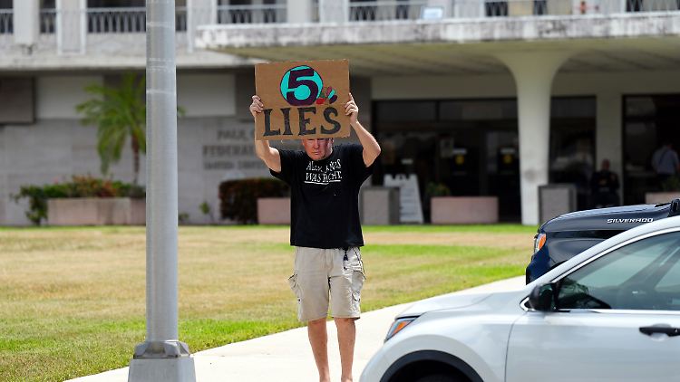 Ein Unterstützer des Ex-Präsidenten mit Trump-Maske macht seinem Unmut vor dem U.S. Courthouse in der Innenstadt von West Palm Beach, Florida Luft.