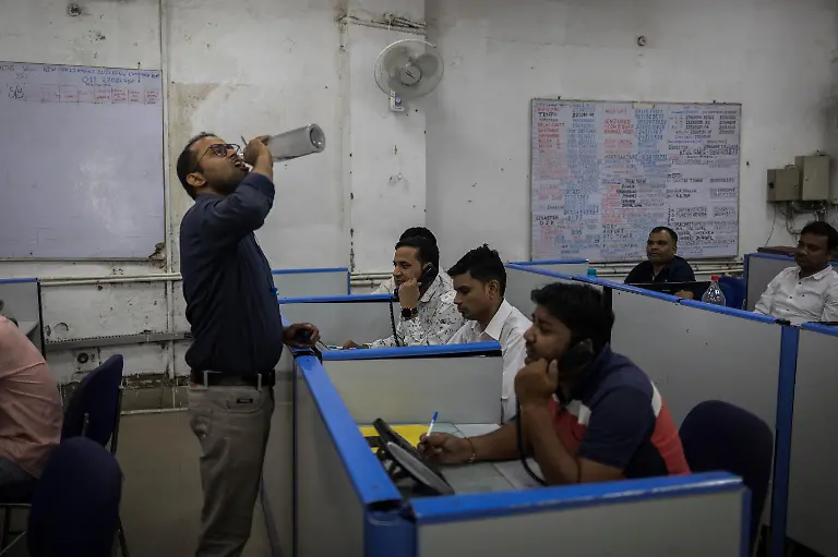 2024-06-27T100409Z-1948510703-RC2IZ7A76BMN-RTRMADP-3-ASIA-WEATHER-INDIA-FIRES