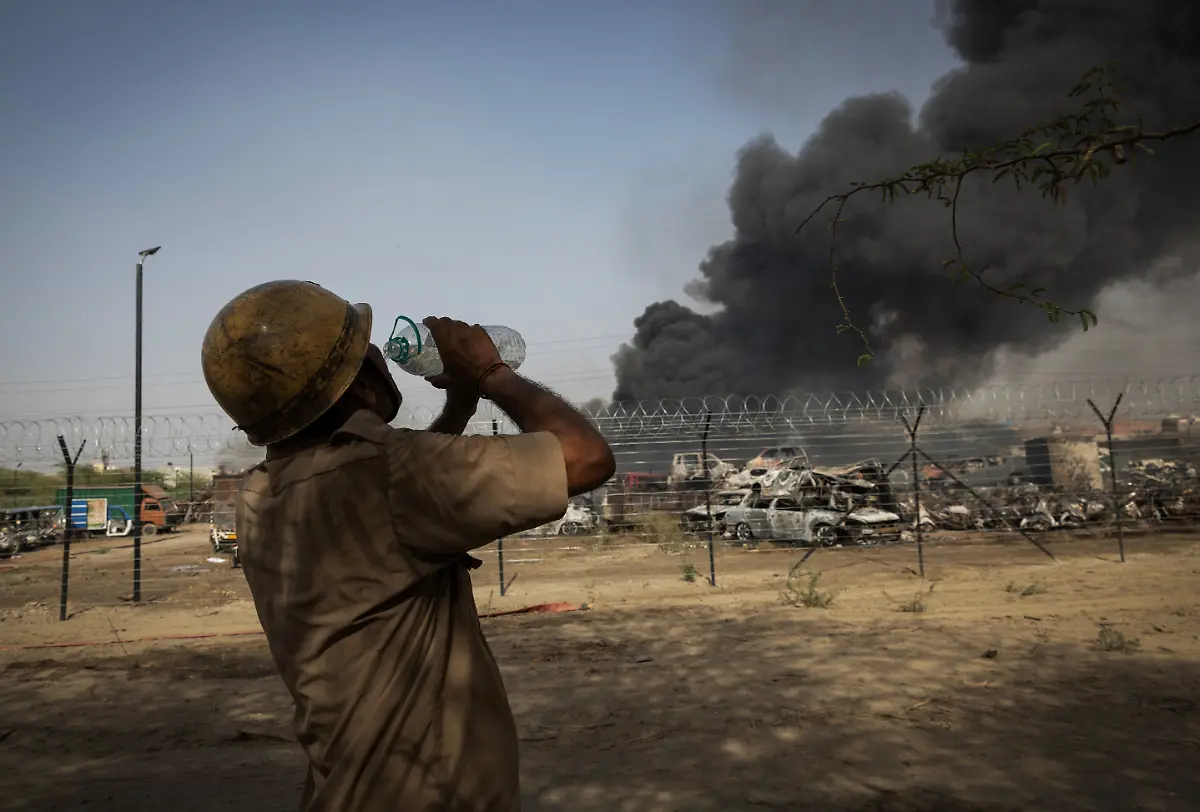 2024-06-27T100454Z-1964370785-RC2Y08AUL0K1-RTRMADP-3-ASIA-WEATHER-INDIA-FIRES