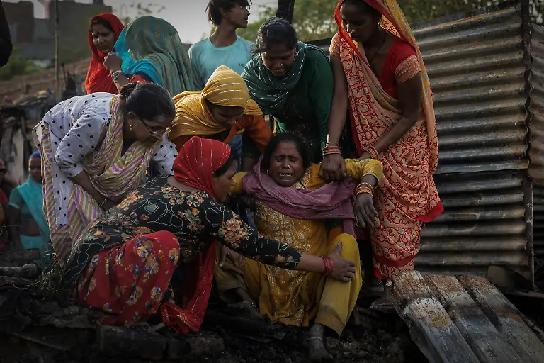 2024-06-27T100440Z-1034081899-RC2CE8ADY096-RTRMADP-3-ASIA-WEATHER-INDIA-FIRES