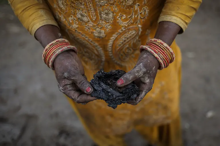 2024-06-27T100442Z-1471683460-RC2DE8AWV315-RTRMADP-3-ASIA-WEATHER-INDIA-FIRES