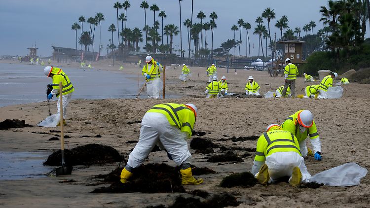 Arbeiter in Schutzanzügen säubern den kontaminierten Strand in Corona Del Mar nach einer Ölpest vor der südkalifornischen Küste.