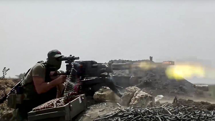 Das russische Verteidigungsministerium veröffentlichte Bilder eines russischen Fallschirmjägers an einem nicht genannten Ort in der Ukraine.