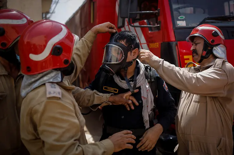 2024-06-27T100412Z-1779326546-RC24C8AOWQ98-RTRMADP-3-ASIA-WEATHER-INDIA-FIRES