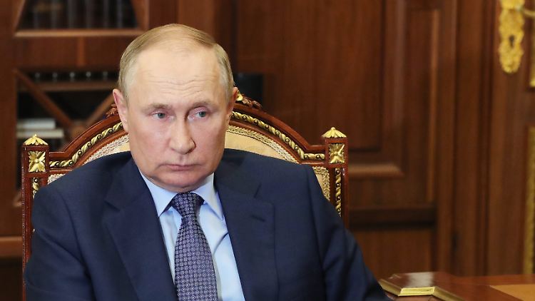 Kriegsführung vom Schreibtisch aus: Der russische Präsident Putin will Ukrainer mit Geld, Pässen und Privilegien an sich binden.