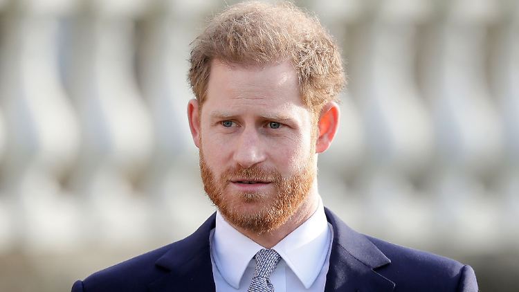 Wird Prinz Harry nach dem Tod seiner Großmutter noch Änderungen an seinem Buch vornehmen?