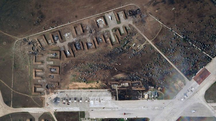 Satellitenbilder zeigen die zerstörten russischen Flugzeuge auf dem Luftwaffenstützpunkt Saki nach der Explosion im August.