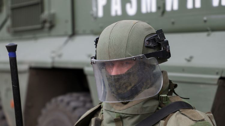 Ein russischer Soldat bei der Minenräumung: Die Geländegewinne im Osten der Ukraine sind minimal. 