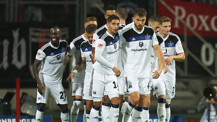 Mario Vuskovic (M.) jubelt mit seinen Kollegen über seinen Treffer zum 0:1.