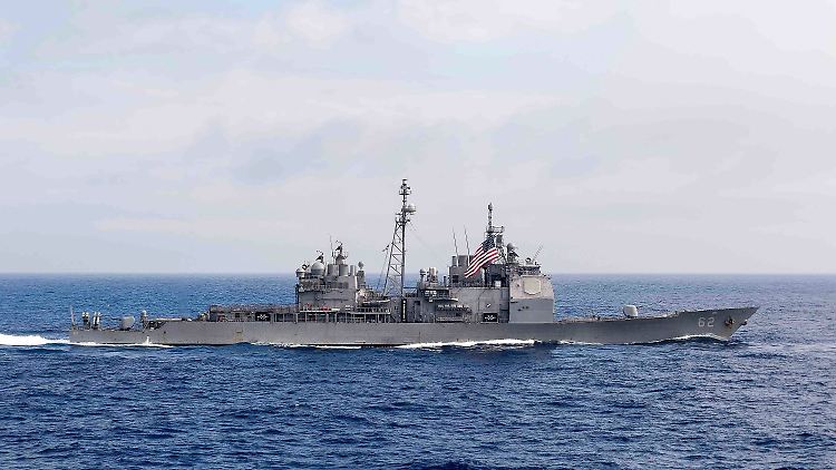 Der Lenkwaffenkreuzer USS Chancellorsville (CG 62) durchquert die Philippinische See. 