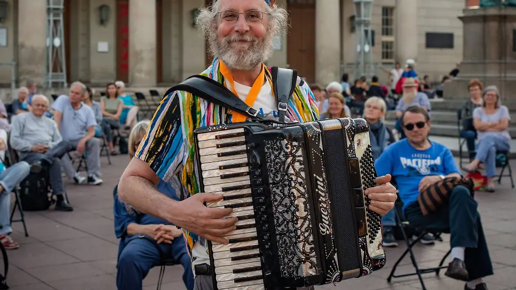 Festivalleiter-Alan-Bern-spielt-im-Rahmen-des-Yiddish-Summer-Weimar-2020-bei-einer-Jam-Session-auf-dem-Theaterplatz-auf-einem-Akkordeon