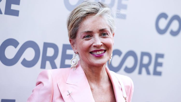 Sieht auch mit mehr Klamotten umwerfend aus: Sharon Stone.