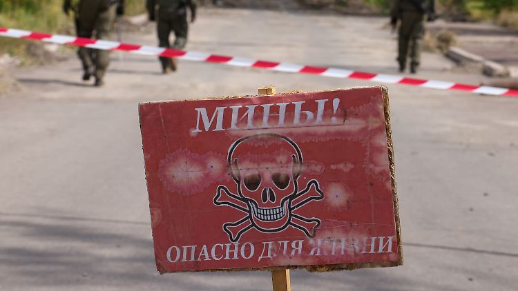 Russische Soldaten suchen in besetzten Gebieten in Luhansk nach Minen. 