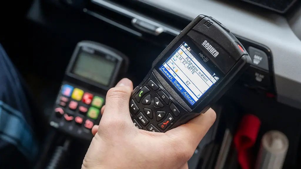 Funkgeraet-in-der-Hand-eines-Polizisten
