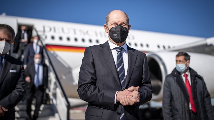 Auf Flügen von und nach Deutschland gilt weiterhin die allgemeine Maskenpflicht - nun auch wieder für den Kanzler und seine Mit-Passagiere.