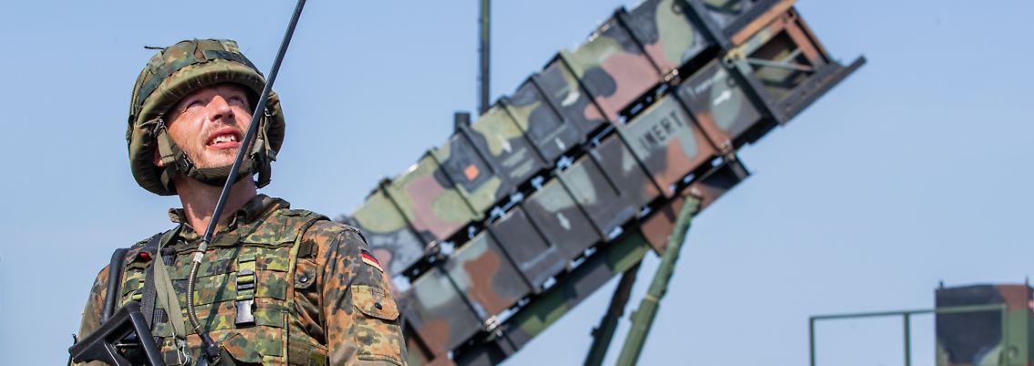 Soldaten der Flugabwehrraketengruppe 21 der Luftwaffe der Bundeswehr üben den Aufbau einer Luftverteidigungsstellung.