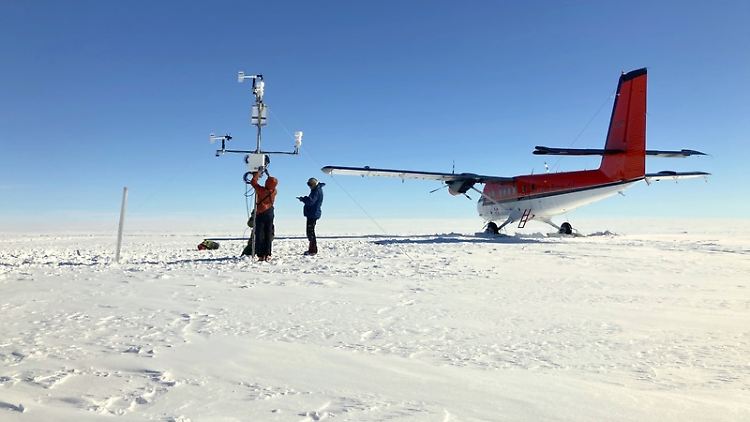 Das Glaziologen-Team stellt während der Schmelzsaison eine Wetterstation oberhalb der Schneegrenze auf.