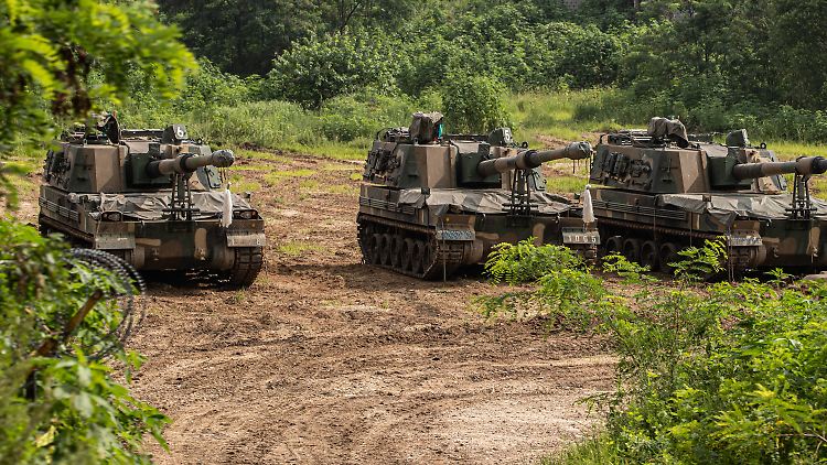 Deutschland will nach den Worten von Kanzler Scholz der Ukraine beim Aufbau einer leistungsfähigen Artillerie helfen.