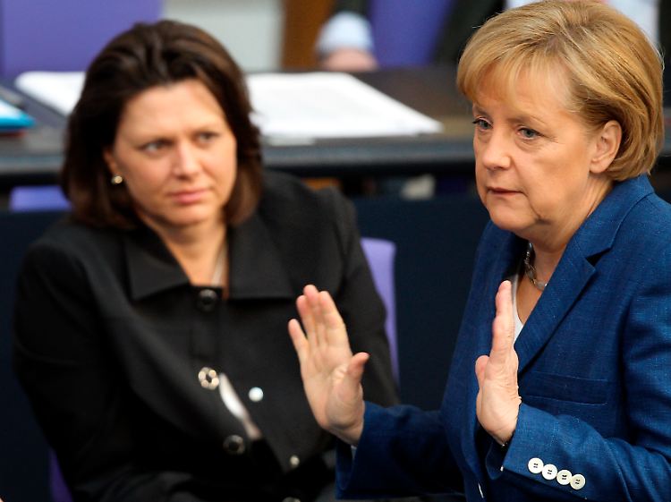 Auch die Kanzlerin soll mit dem Krisenmanagement ihrer Ministerin nicht gerade glücklich sein (Archivaufnahme).