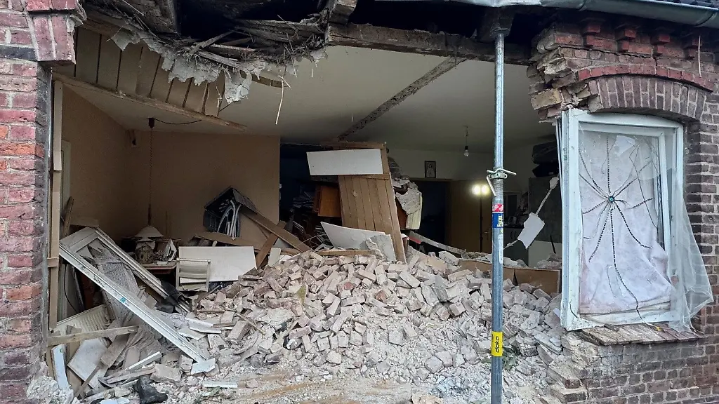 Der-LKW-hat-die-Hausfassade-durchbrochen