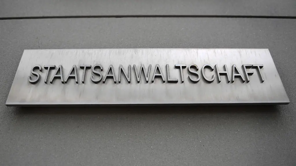 Der-Schriftzug-Staatsanwaltschaft-haengt-an-der-Fassade-des-Landgerichts-Fulda