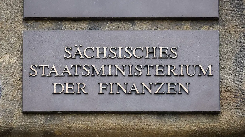Ein-Schild-mit-der-Aufschrift-Saechsisches-Staatsministerium-der-Finanzen-ist-am-Eingang-des-Gebaeudes-angebracht