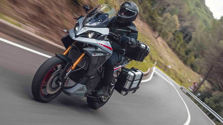 Während viele Motorradhersteller sich dem Elektro-Thema erst noch annähern, hat Energica mit der Experia nun die erste elektrische Reiseenduro der Welt vorgestellt.