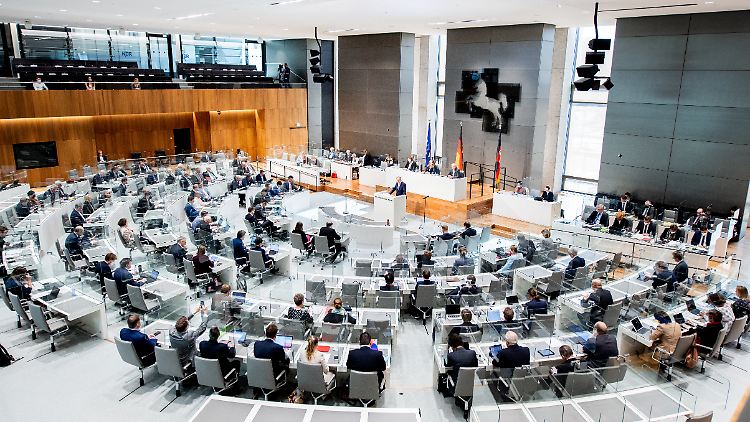 Amtsbonus im Krisenherbst 2022: Ministerpräsident Stephan Weil am Rednerpult im niedersächsischen Landtag.
