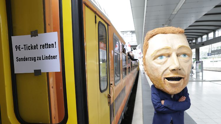 Protestzug gegen das Ende des beliebten Billig-Tarifs am Berliner Bahnhof Gesundbrunnen: Die FDP ist gegen eine Fortsetzung. 
