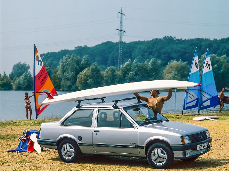 Im März 1983 feierte der Corsa seinen deutschen Marktstart, zunächst als dreitürige Schrägheck- und zweitürige Stufenhecklimousine (Corsa TR).