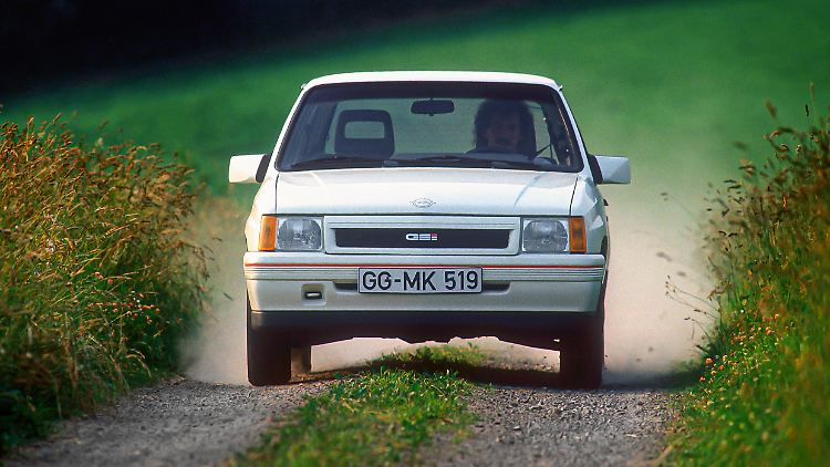 Im Mai 1988 kam der Corsa GSi mit 101 PS Leistung und einer Vmax von 188 km/h auf den Markt.