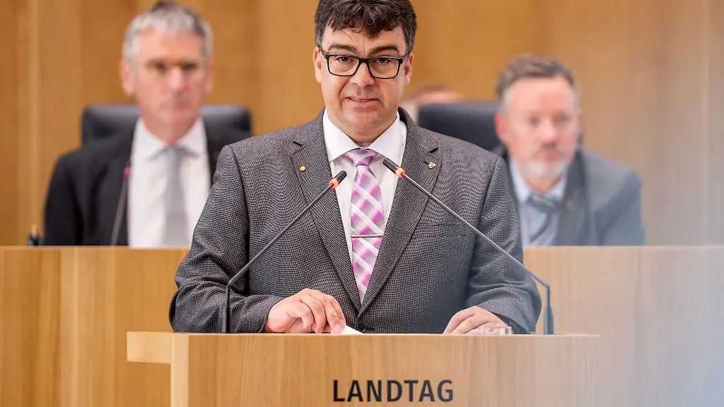 Helge-Schwab-Abgeordneter-der-Freien-Waehler-spricht-im-rheinland-pfaelzischen-Landtag-in-Mainz