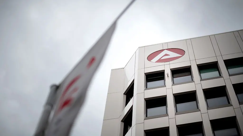 Das-Logo-der-Bundesagentur-fuer-Arbeit-ist-an-der-Fassade-der-Zweigstelle-der-Agentur-angebracht