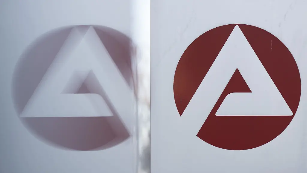 Das-Logo-der-Bundesagentur-fuer-Arbeit-spiegelt-sich-in-einer-Scheibe