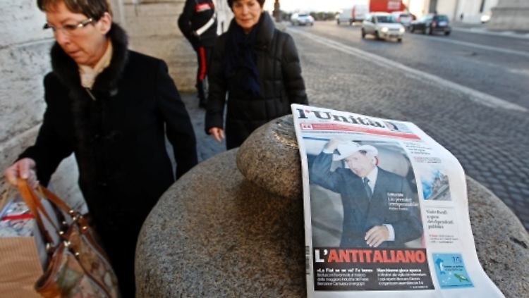 Eine Zeitung mit dem Bild Berlusconis und der Aufschrift "Anti-Italiener" liegt vor dem Eingang des Verfassungsgerichtes.