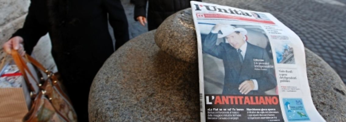 Eine Zeitung mit dem Bild Berlusconis und der Aufschrift "Anti-Italiener" liegt vor dem Eingang des Verfassungsgerichtes.