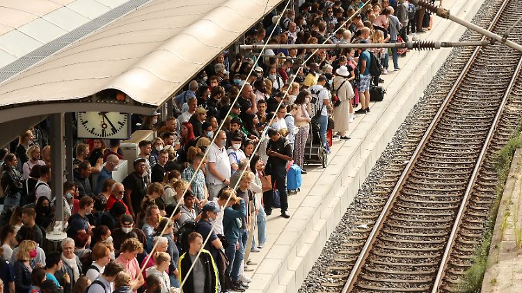 Warten auf die nächste Entlastungsrunde: Das 9-Euro-Ticket und der Tankrabatt haben die Inflation laut Wirtschaftswissenschaftlern deutlich gesenkt. Trotzdem laufen sie erstmal aus.