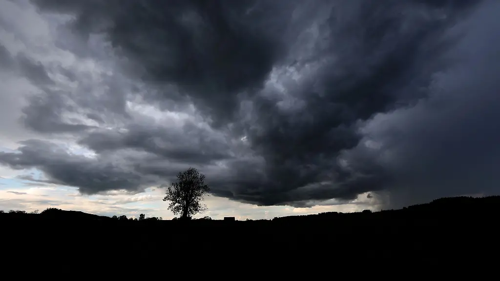 Eine-dunkle-Wolkenfront-zieht-ueber-das-Allgaeuer-Alpenvorland
