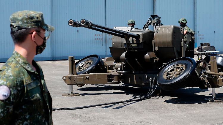 Bei Übungen in Hualien präsentierten taiwanesische Soldaten eine 35-Millimeter-Doppelkanonen-Flugabwehrkanone von Oerlikon.