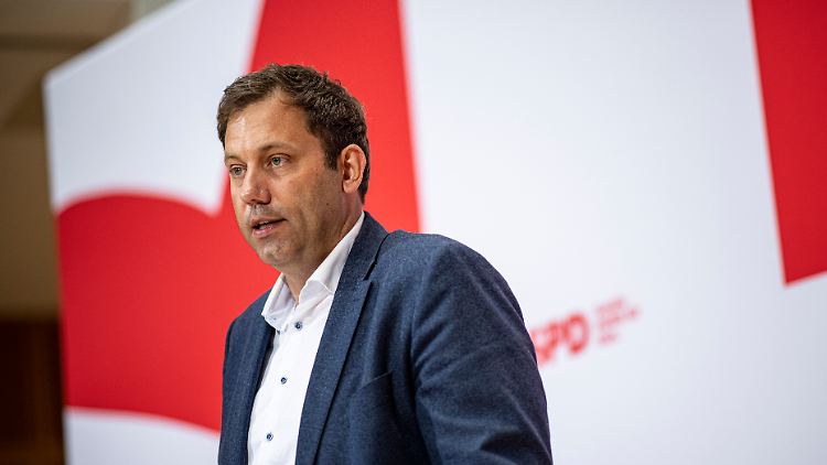 Einmalzahlungen sollen auch Rentner und Studenten entlasten, sagt SPD-Chef Lars Klingbeil.